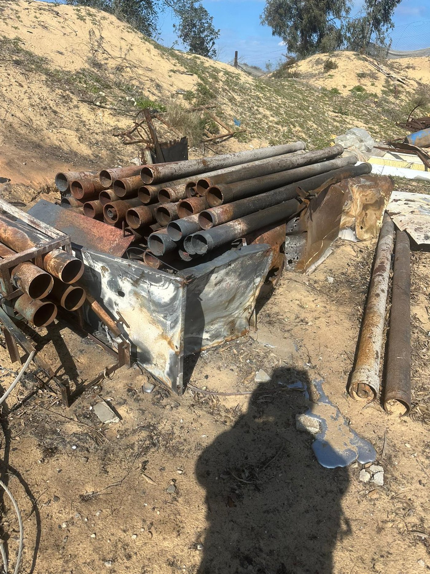 פשיטה על בתי בכירי חמאס,  ומחבלים מסתתרים בבתי ספר