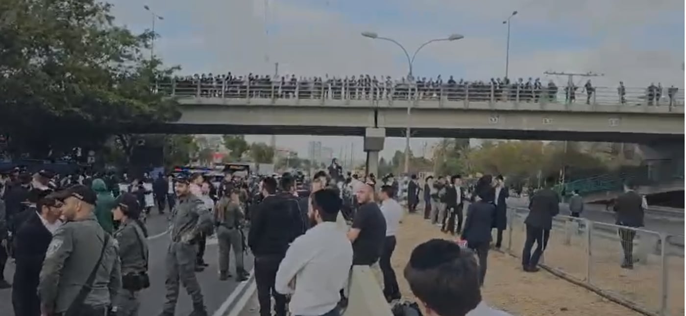 המפגינים בגשר קוקה קולה