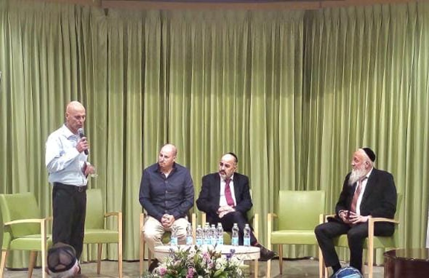 אל השר התלוו המשנה למנכ"ל המשרד, משה לבון ויריב מן, ראש מנהל אזרחים ותיקים וסמנכ"ל בכיר במשרד הרווחה, וחמה שמייסר-ישראלי, ראש אגף בכיר מערכי דיור במשרד