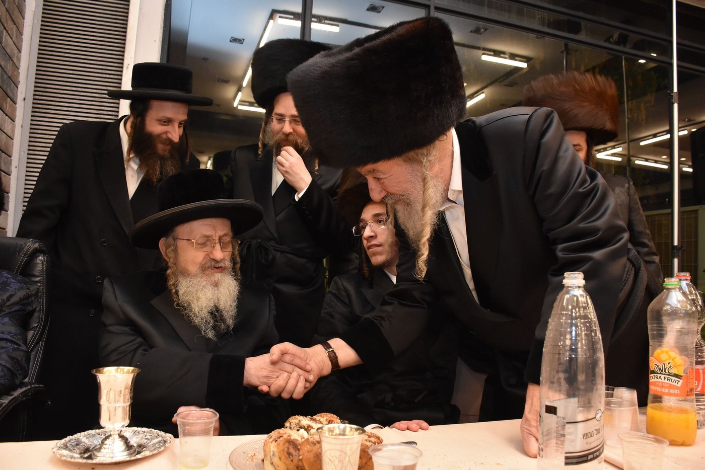 קהל חסידים ואנשי מעשה בשמחת בית קומרנא אשלג - זאבילטוב  | גלריה