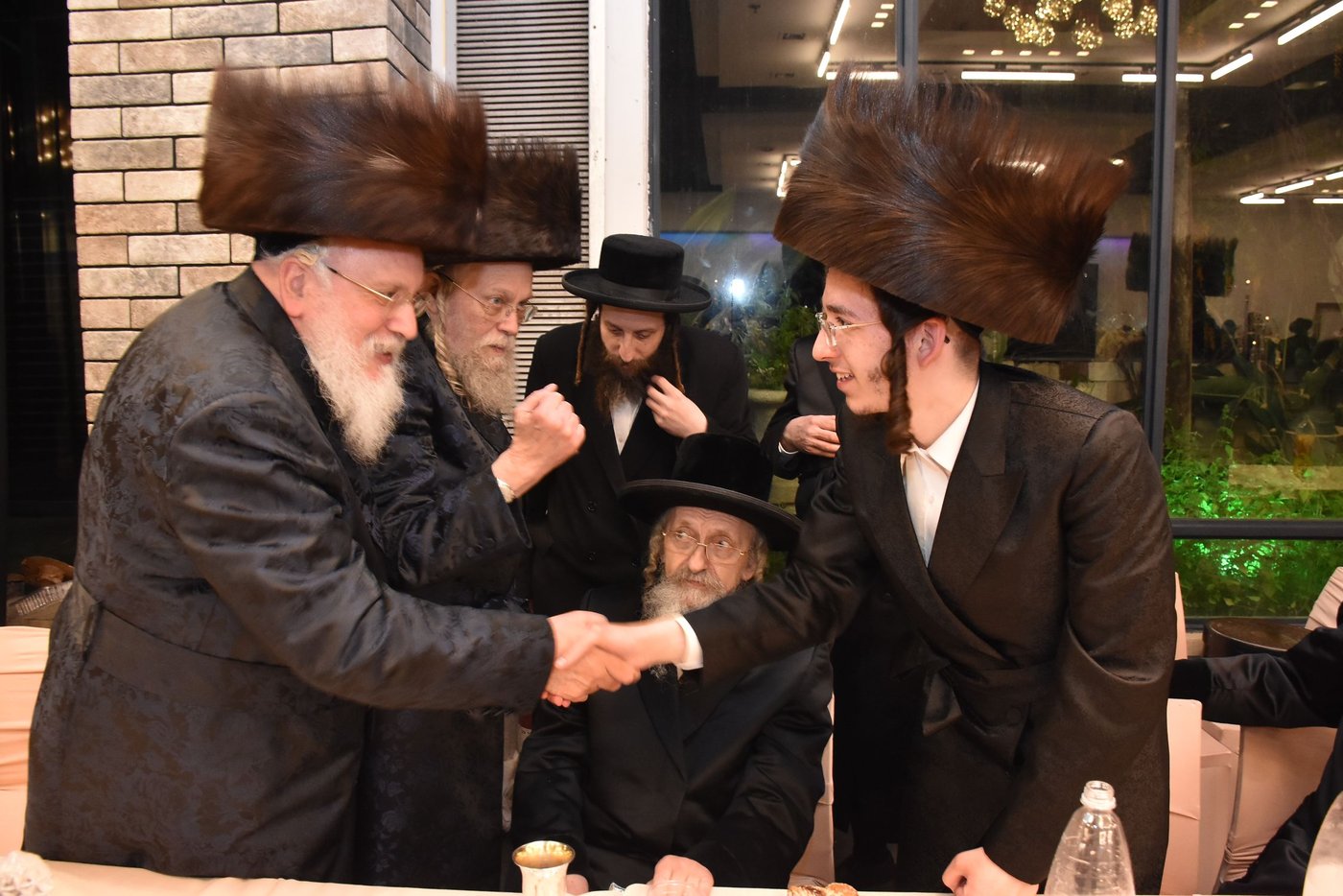 קהל חסידים ואנשי מעשה בשמחת בית קומרנא אשלג - זאבילטוב  | גלריה