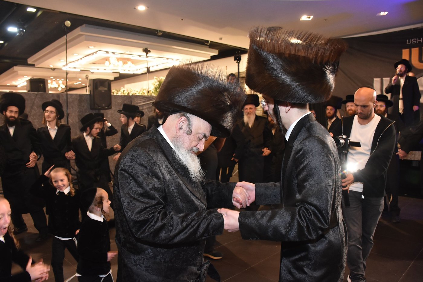 קהל חסידים ואנשי מעשה בשמחת בית קומרנא אשלג - זאבילטוב  | גלריה