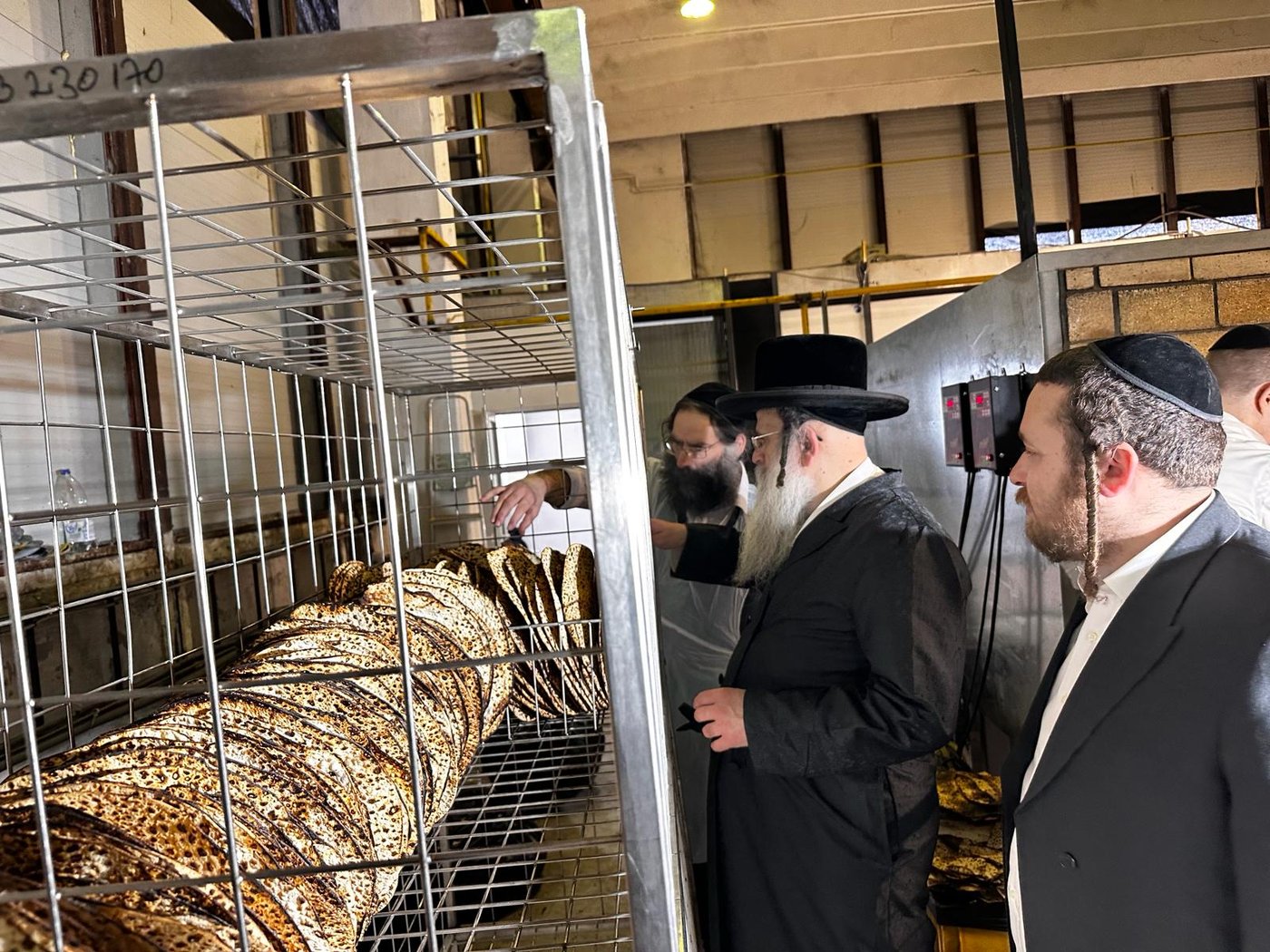 סיורו של גאב"ד אנטוורפן הגר"א שיף במאפיית המצות 'אנטווערפענע מצות' ברומניה