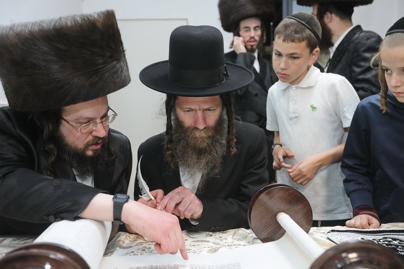 האדמו"ר פיזז ברחובה של עיר עם אחיו בהכנסת ס"ת לע"נ הוריו ז"ל | תיעוד