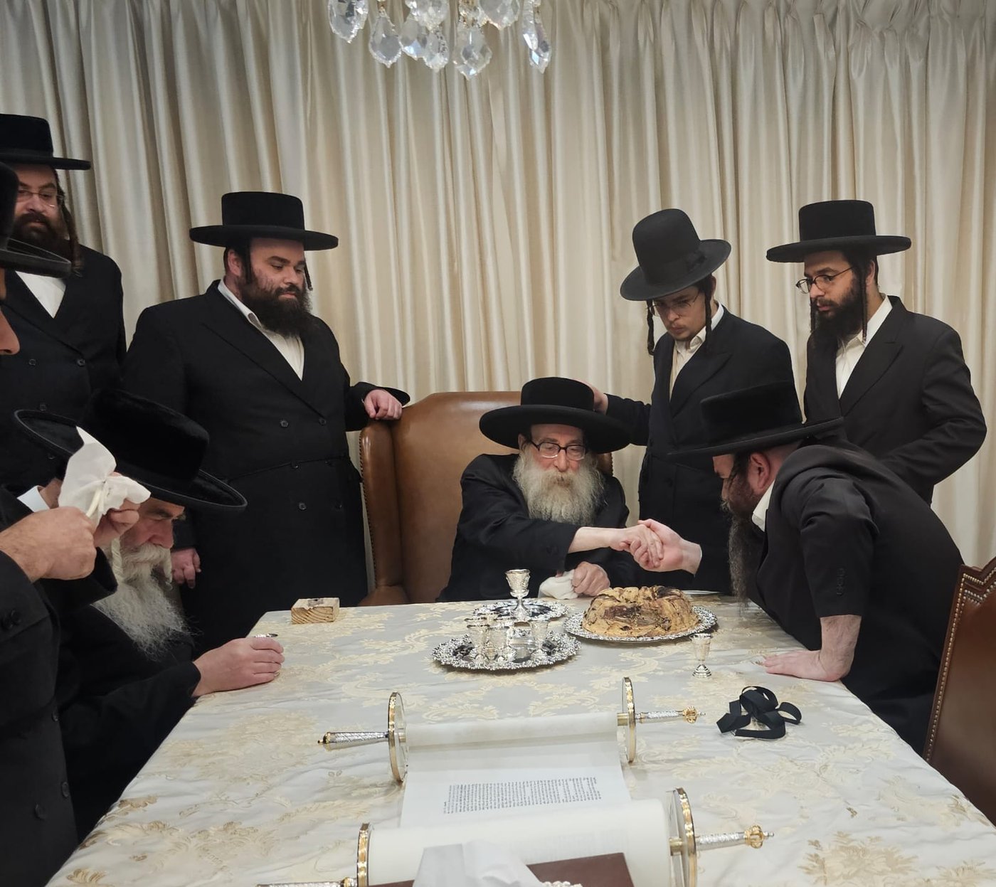 האדמור מתולדות צבי דספינקא בכתיבת אותיות בערב שבת