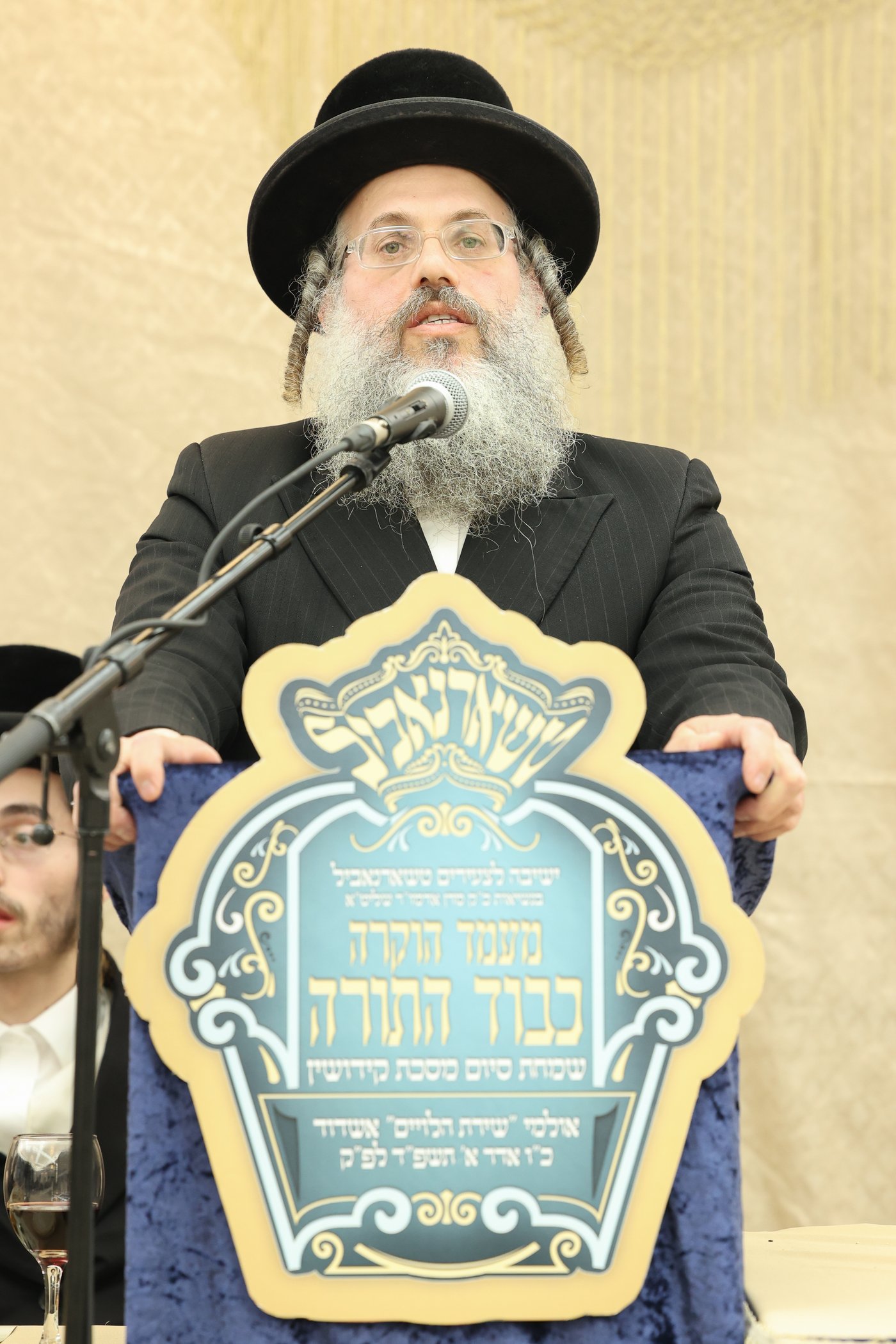 חלוקת התעודות לתלמידי הישיבה לצעירים בטשארנאביל אשדוד