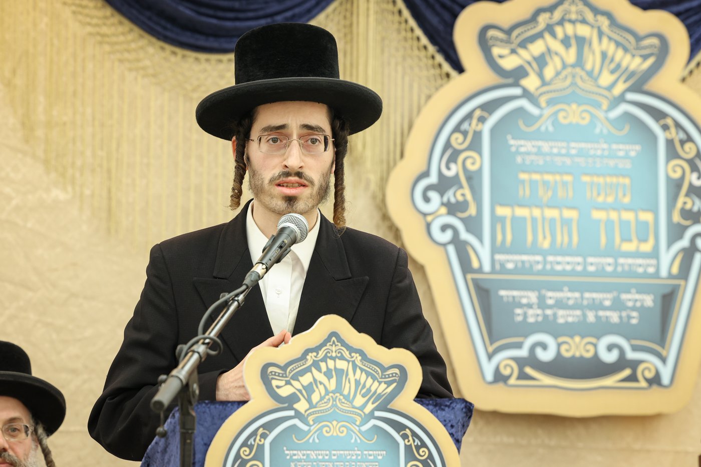 חלוקת התעודות לתלמידי הישיבה לצעירים בטשארנאביל אשדוד