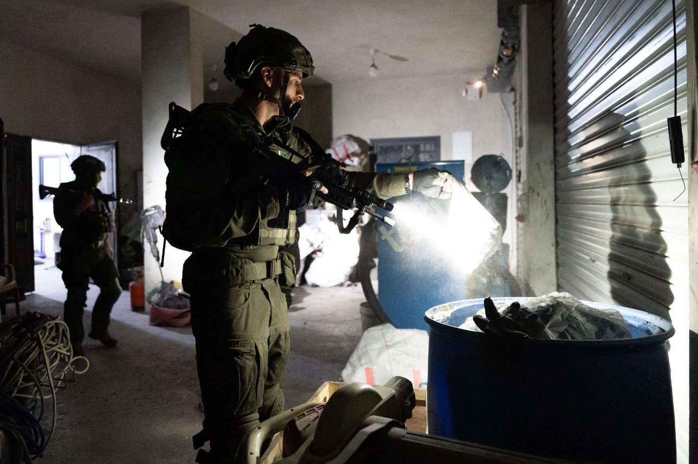 צה"ל פעל באזור שבו מחבל הפעיל שלשום מטען; שלושה מבוקשים נעצרו ביו"ש