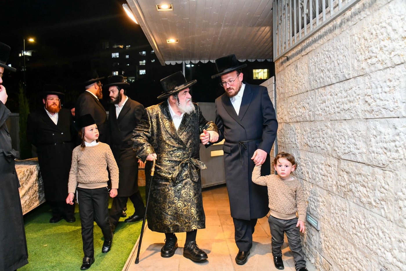 חבוש בקאלפיק: כך ערך האדמו"ר סעודת ראש חודש בבית הנגיד האלעדי