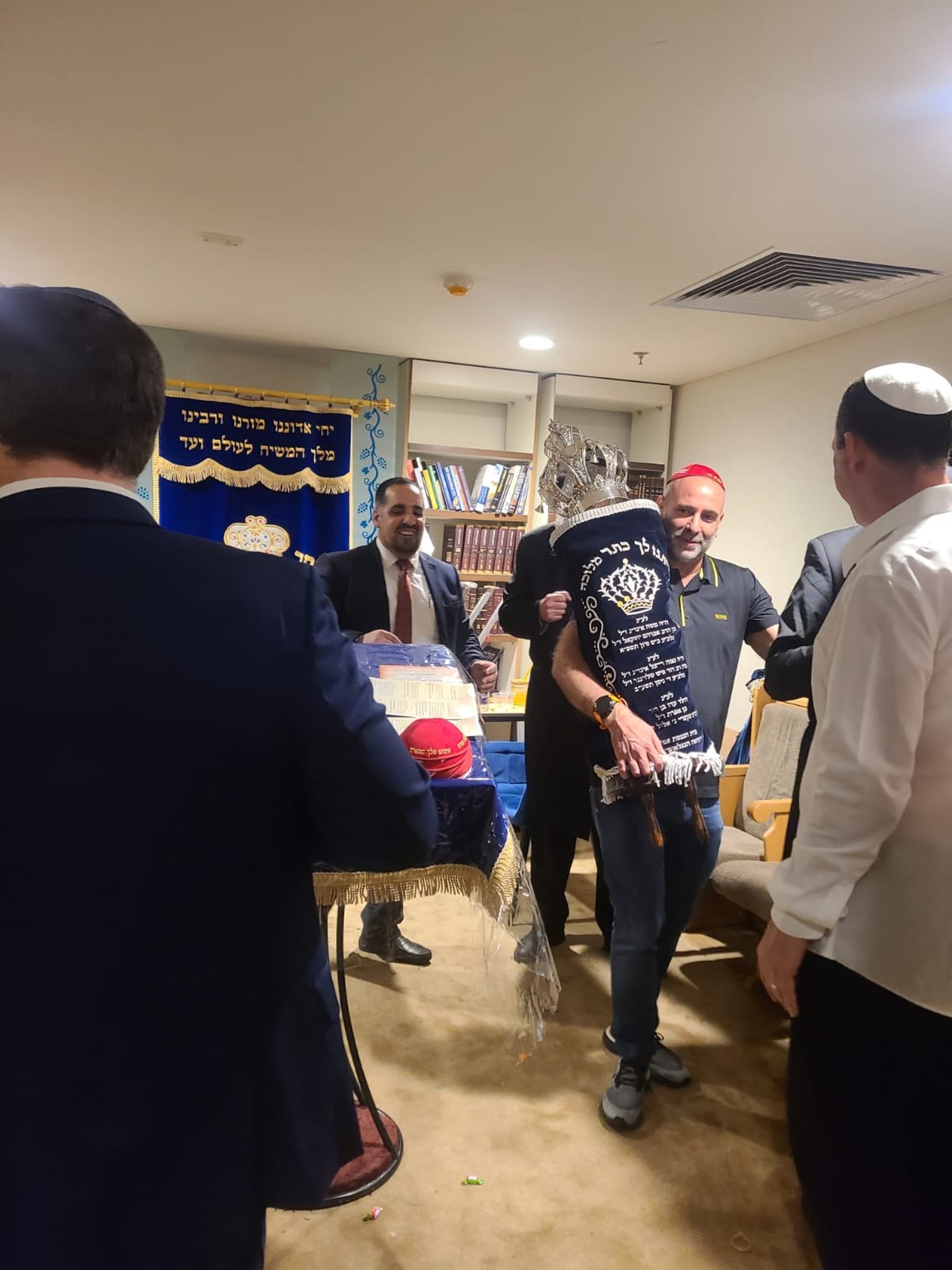 הקהילה היהודית באתיופיה הכניסה ספר תורה בשדה התעופה | צפו בתיעוד