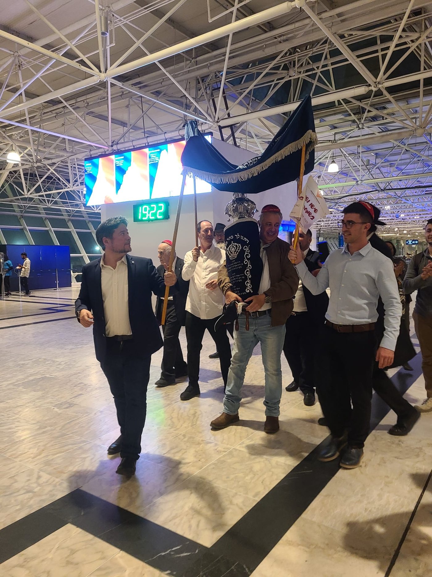 הקהילה היהודית באתיופיה הכניסה ספר תורה בשדה התעופה | צפו בתיעוד