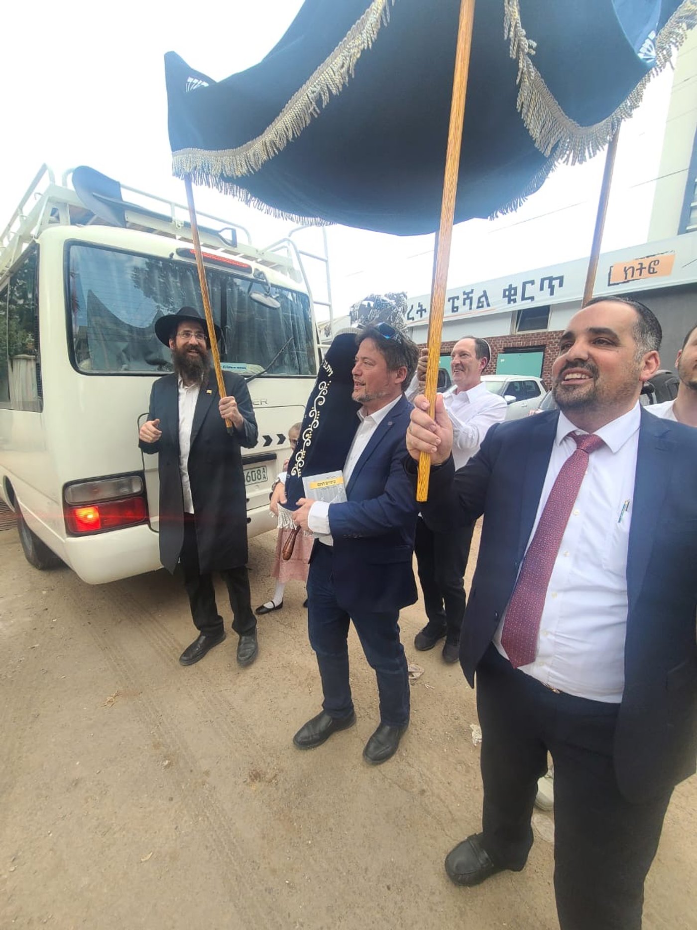 הקהילה היהודית באתיופיה הכניסה ספר תורה בשדה התעופה | צפו בתיעוד