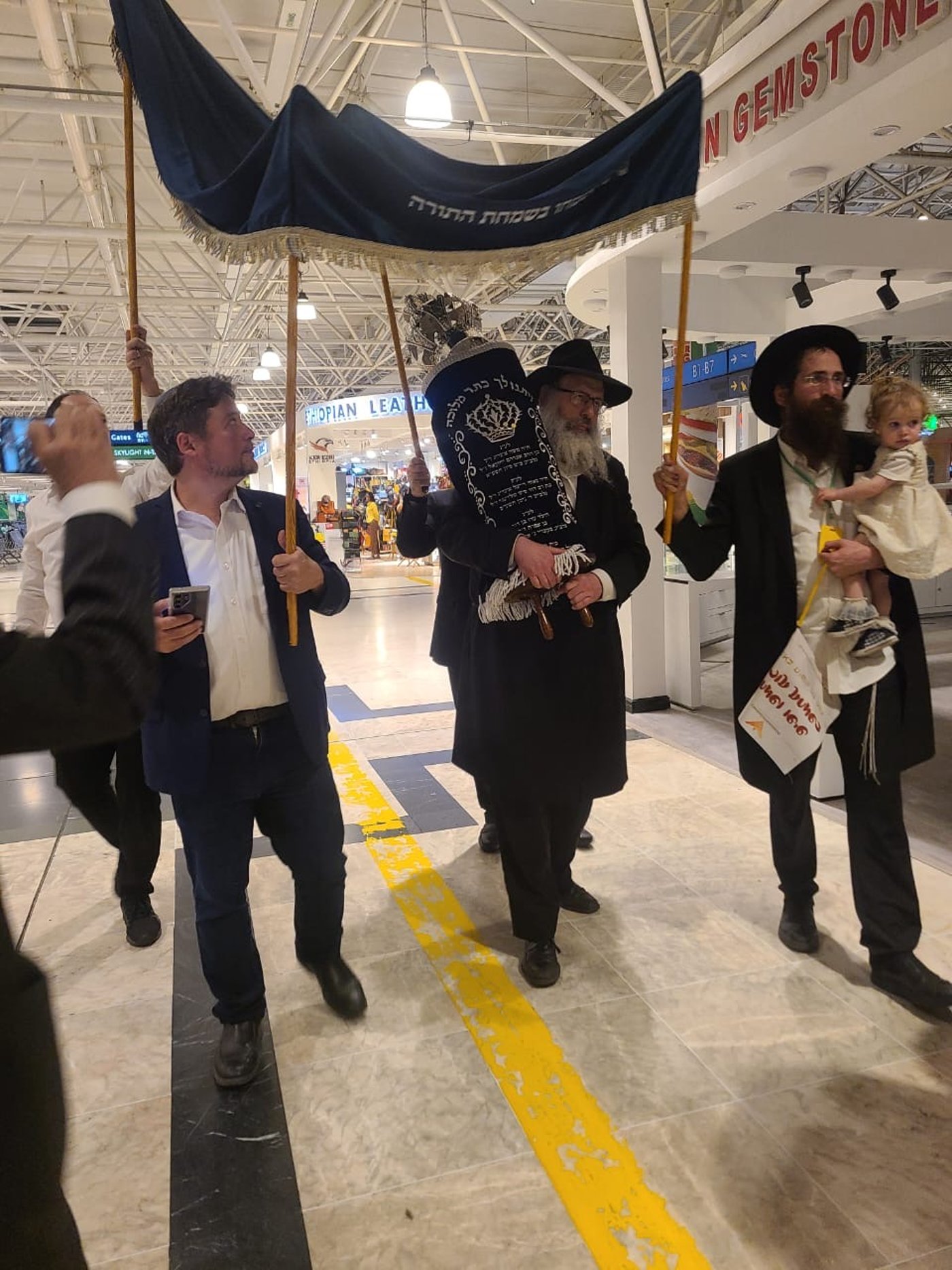 הקהילה היהודית באתיופיה הכניסה ספר תורה בשדה התעופה | צפו בתיעוד