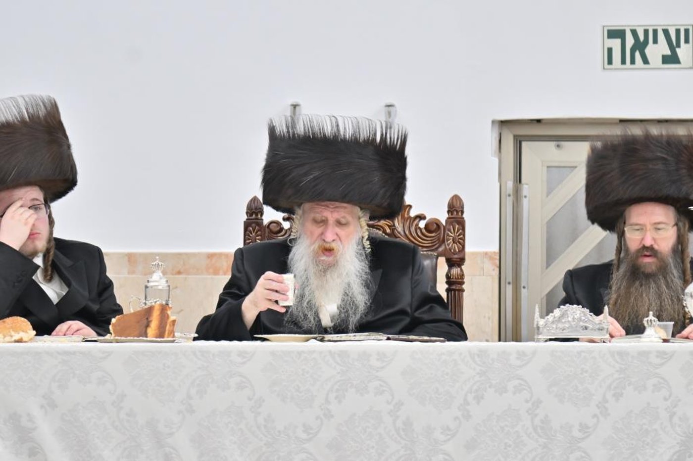 מחבישת השטריימל ועד ריקוד הבנש"קים מאחורי כסא האדמו"ר | תיעוד