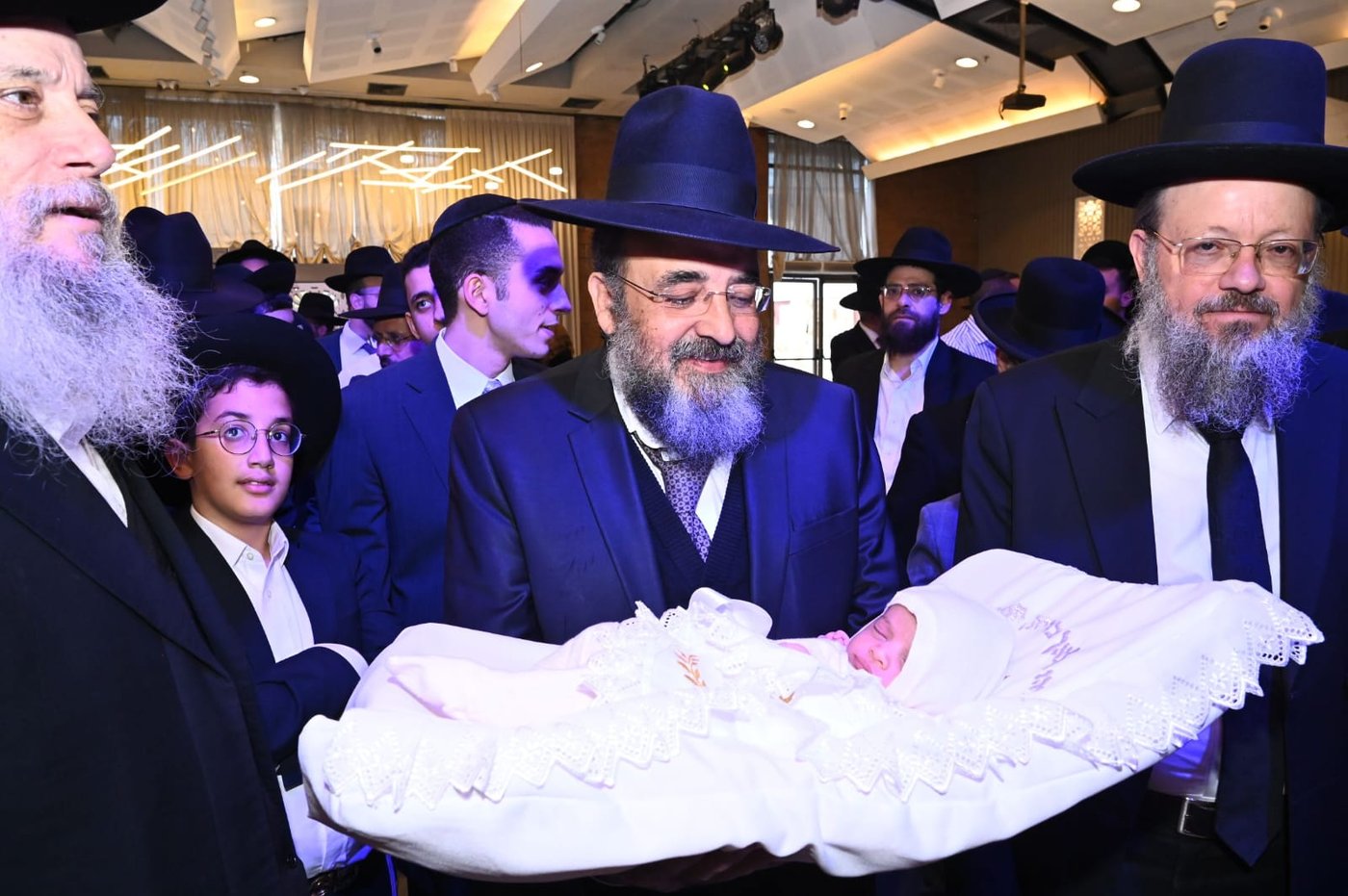 גדולי העסקונה הבני ברקית בברית לבנו של יעקב זכריהו | גלריה