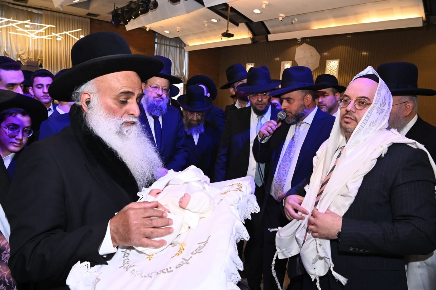 גדולי העסקונה הבני ברקית בברית לבנו של יעקב זכריהו | גלריה