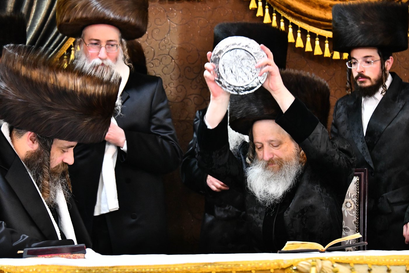 אבי הכלה התחדש עם שטריימל חדש, והסבא שבר את הצלחת