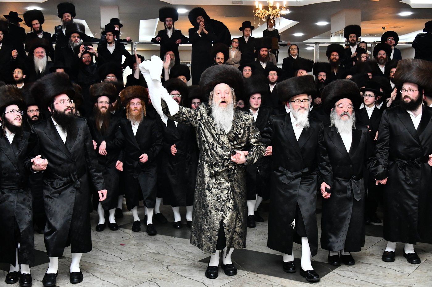 אבי הכלה התחדש עם שטריימל חדש, והסבא שבר את הצלחת