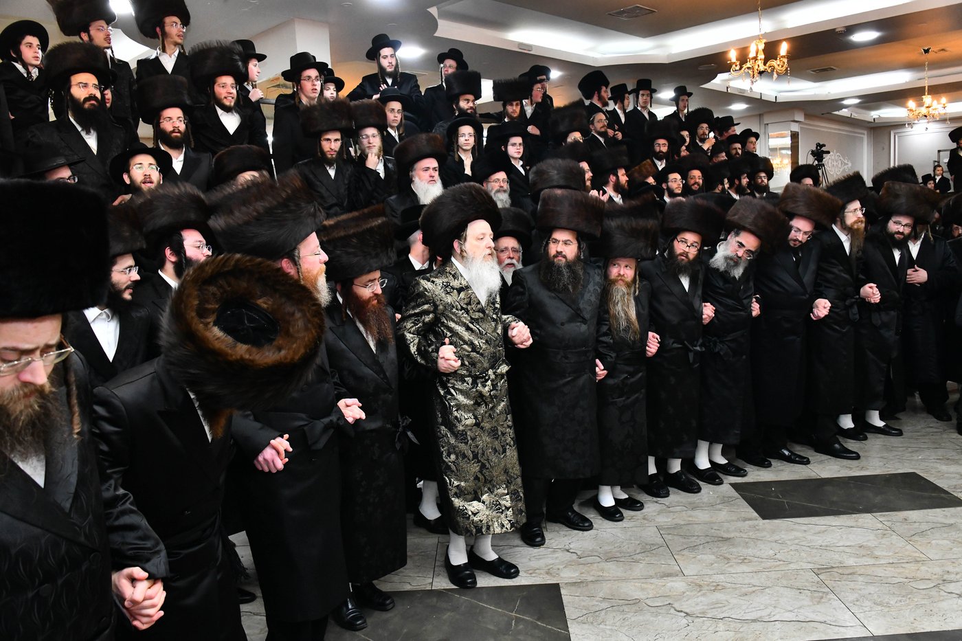 אבי הכלה התחדש עם שטריימל חדש, והסבא שבר את הצלחת