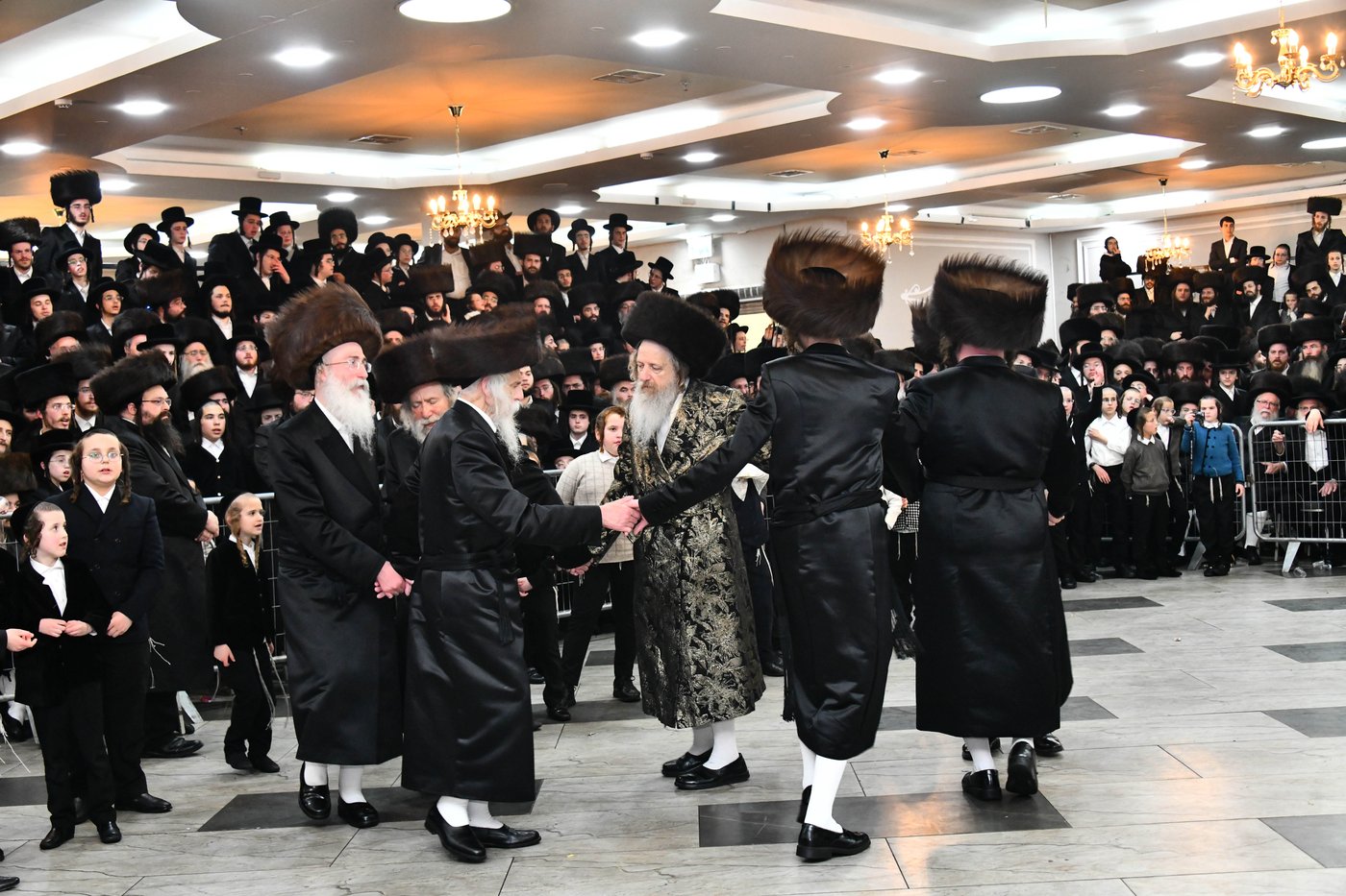 אבי הכלה התחדש עם שטריימל חדש, והסבא שבר את הצלחת