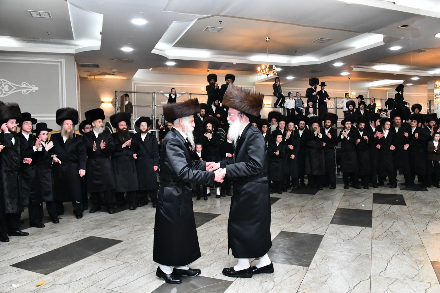 אבי הכלה התחדש עם שטריימל חדש, והסבא שבר את הצלחת