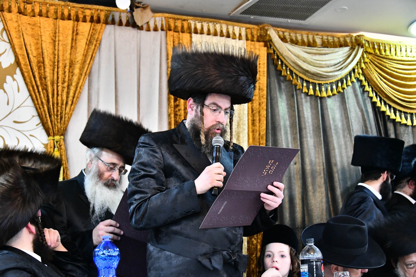 אבי הכלה התחדש עם שטריימל חדש, והסבא שבר את הצלחת