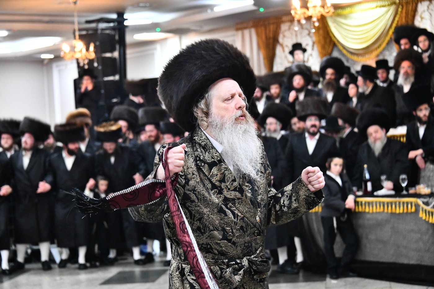 אבי הכלה התחדש עם שטריימל חדש, והסבא שבר את הצלחת