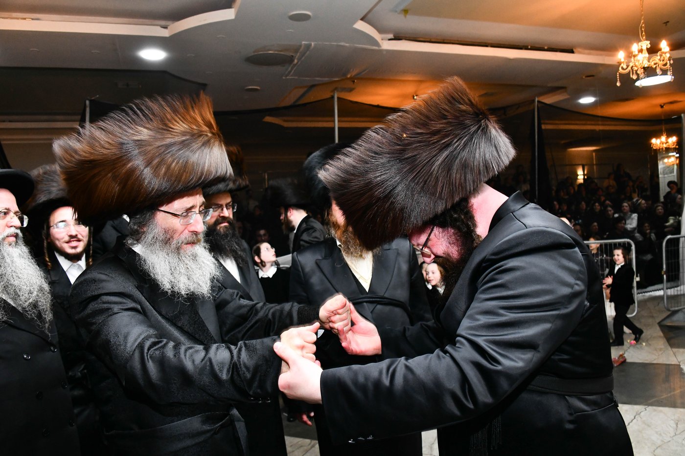 אבי הכלה התחדש עם שטריימל חדש, והסבא שבר את הצלחת