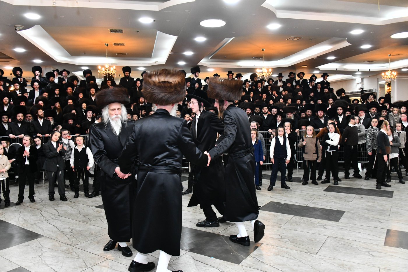 אבי הכלה התחדש עם שטריימל חדש, והסבא שבר את הצלחת