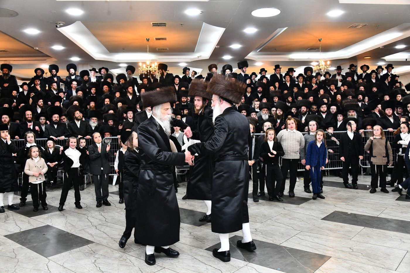 אבי הכלה התחדש עם שטריימל חדש, והסבא שבר את הצלחת