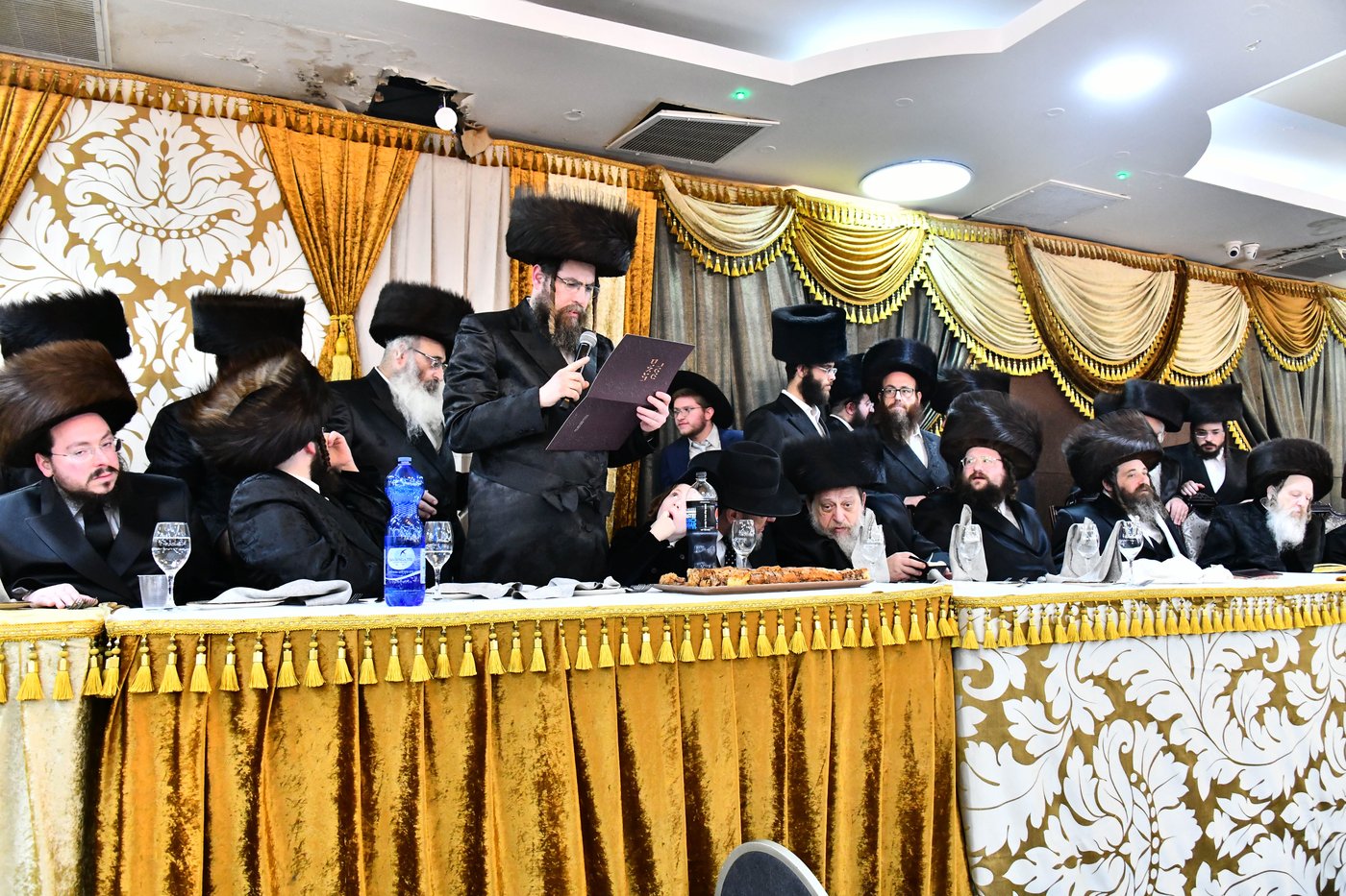 אבי הכלה התחדש עם שטריימל חדש, והסבא שבר את הצלחת