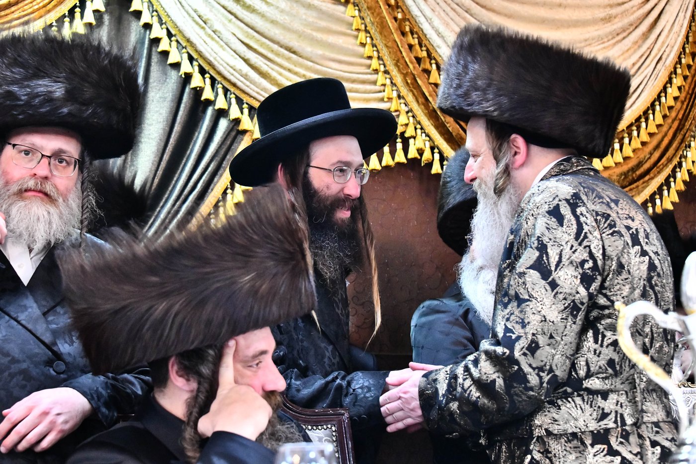 אבי הכלה התחדש עם שטריימל חדש, והסבא שבר את הצלחת