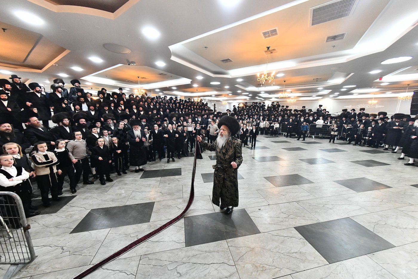 אבי הכלה התחדש עם שטריימל חדש, והסבא שבר את הצלחת