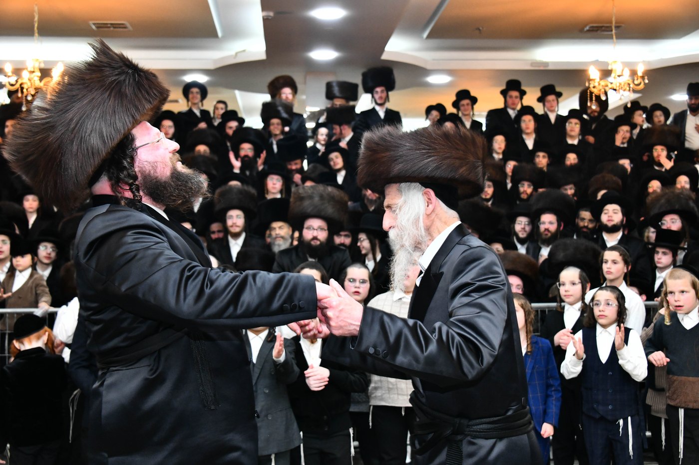 אבי הכלה התחדש עם שטריימל חדש, והסבא שבר את הצלחת
