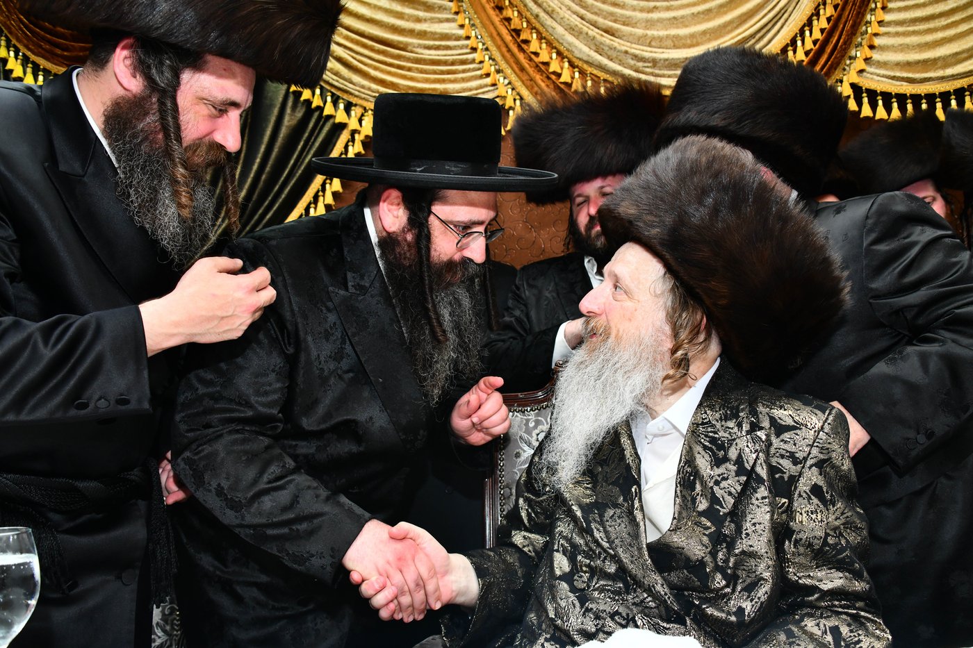 אבי הכלה התחדש עם שטריימל חדש, והסבא שבר את הצלחת