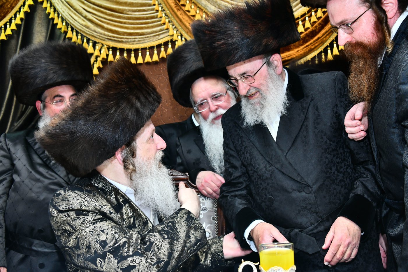 אבי הכלה התחדש עם שטריימל חדש, והסבא שבר את הצלחת