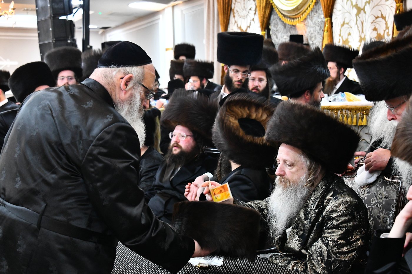 אבי הכלה התחדש עם שטריימל חדש, והסבא שבר את הצלחת
