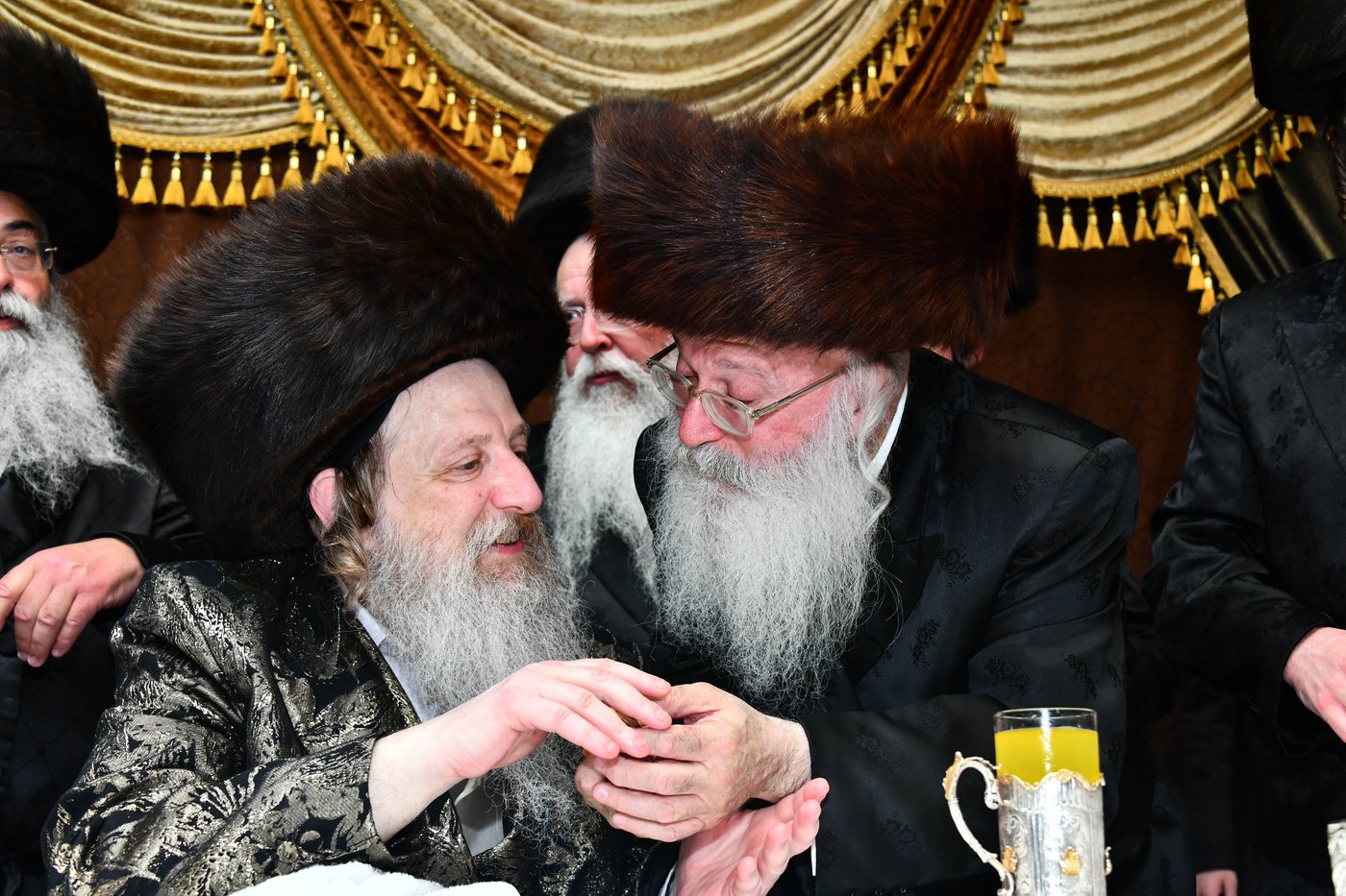 אבי הכלה התחדש עם שטריימל חדש, והסבא שבר את הצלחת