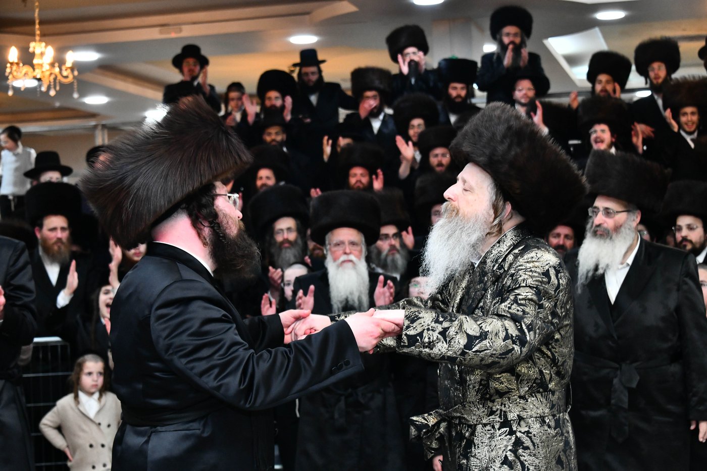 אבי הכלה התחדש עם שטריימל חדש, והסבא שבר את הצלחת