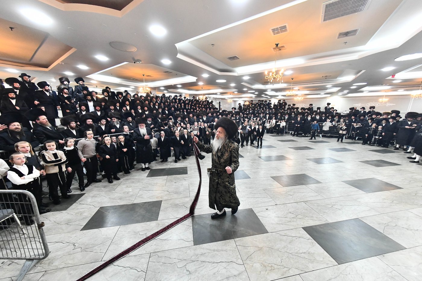 אבי הכלה התחדש עם שטריימל חדש, והסבא שבר את הצלחת