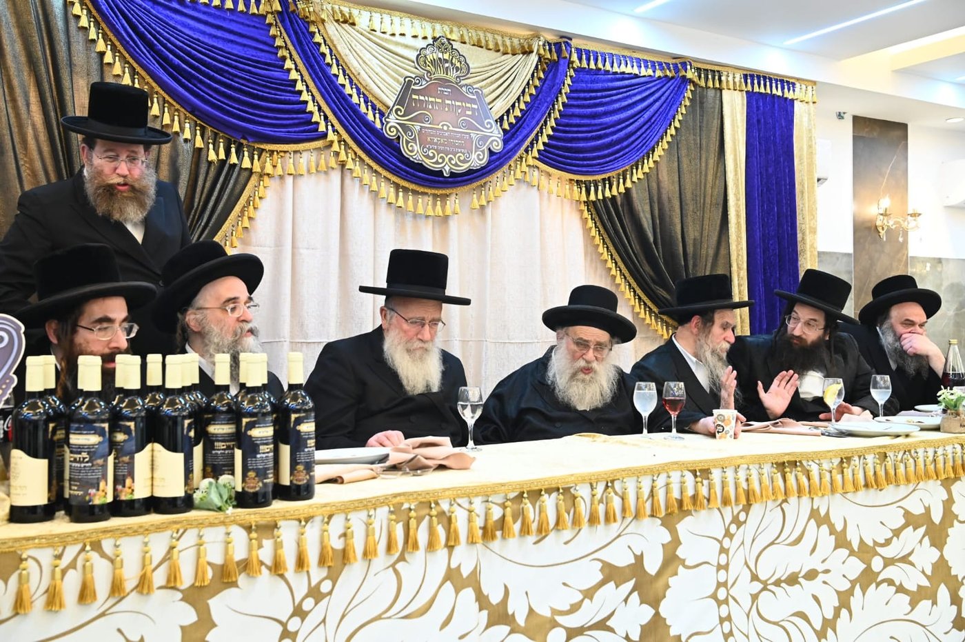 הגאב"ד העניק כוסיות כסף לנגידים ויין לאברכים | תיעוד