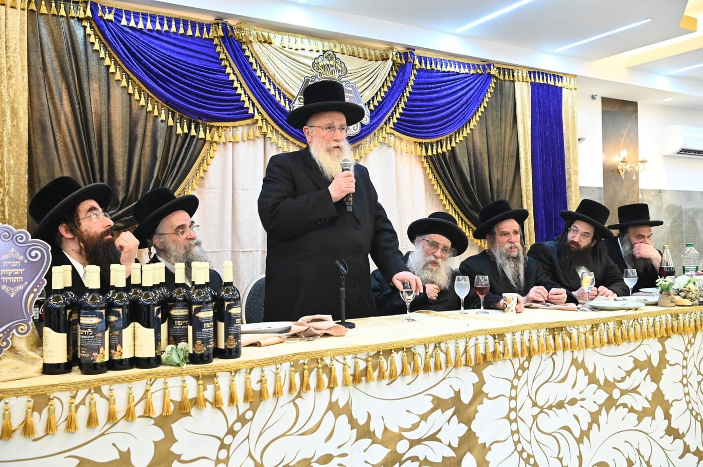 הגאב"ד העניק כוסיות כסף לנגידים ויין לאברכים | תיעוד