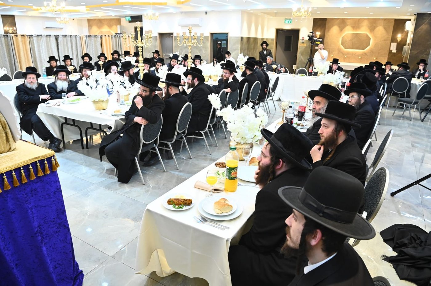 הגאב"ד העניק כוסיות כסף לנגידים ויין לאברכים | תיעוד