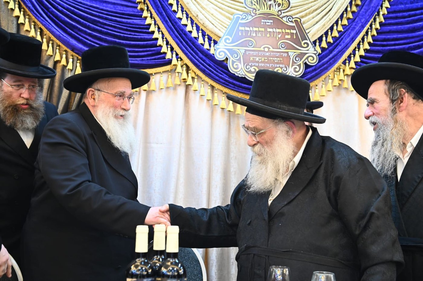 הגאב"ד העניק כוסיות כסף לנגידים ויין לאברכים | תיעוד