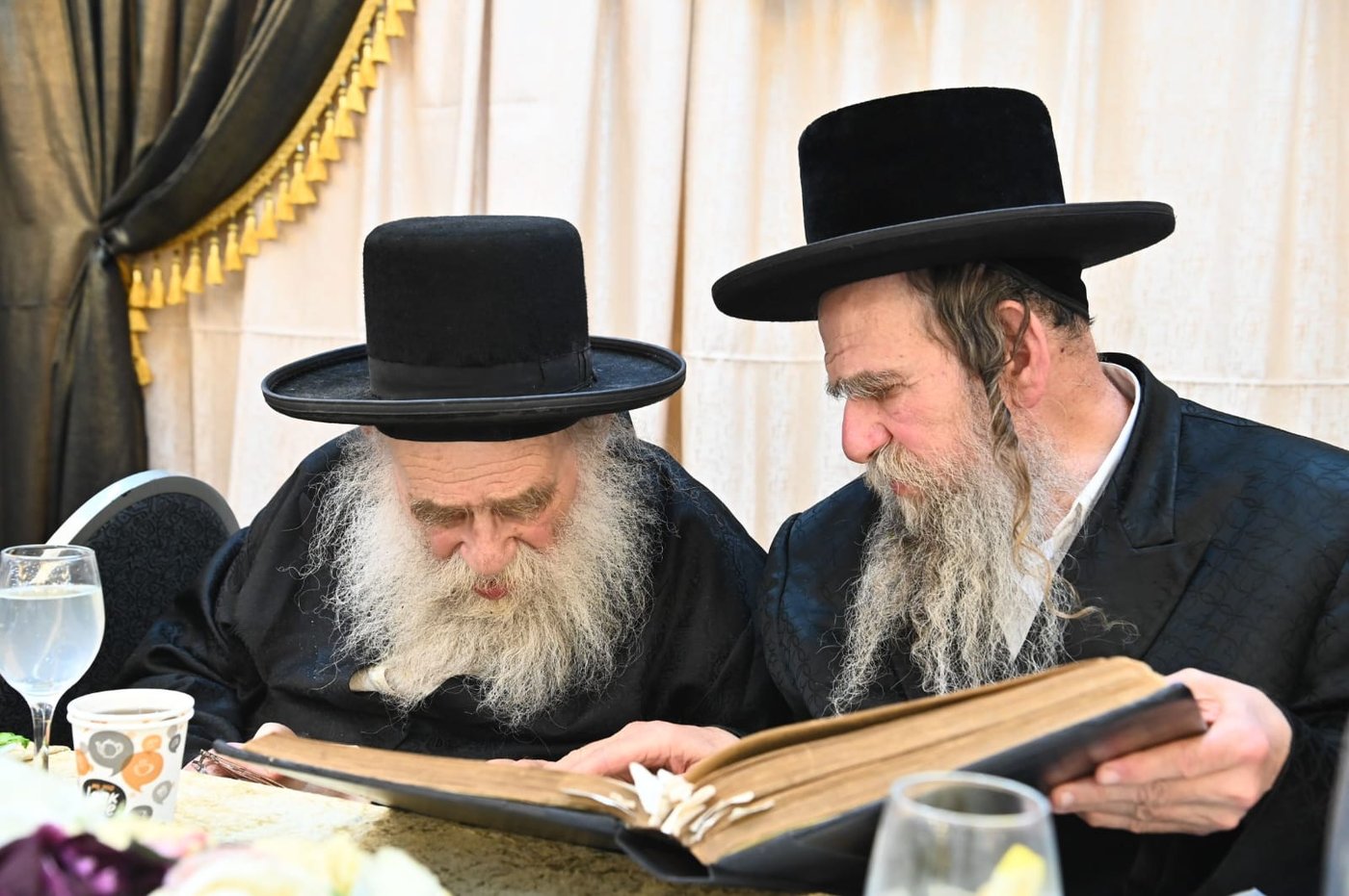 הגאב"ד העניק כוסיות כסף לנגידים ויין לאברכים | תיעוד