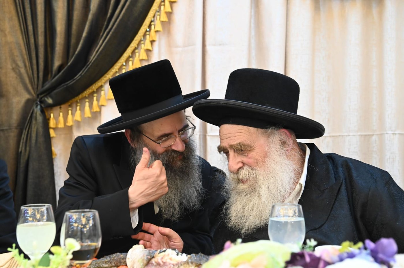 הגאב"ד העניק כוסיות כסף לנגידים ויין לאברכים | תיעוד