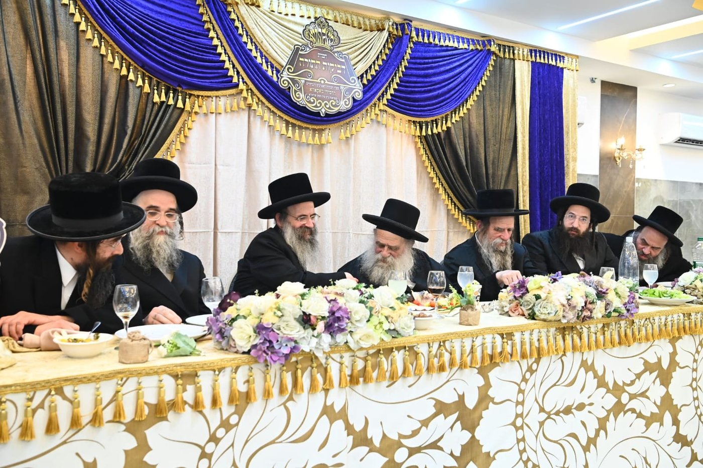 הגאב"ד העניק כוסיות כסף לנגידים ויין לאברכים | תיעוד