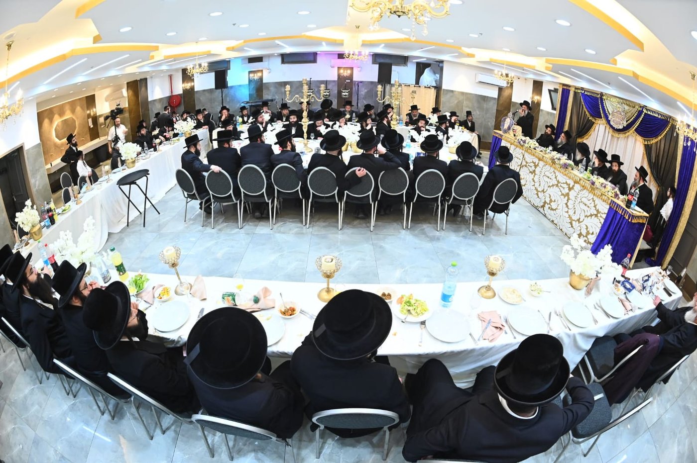 הגאב"ד העניק כוסיות כסף לנגידים ויין לאברכים | תיעוד