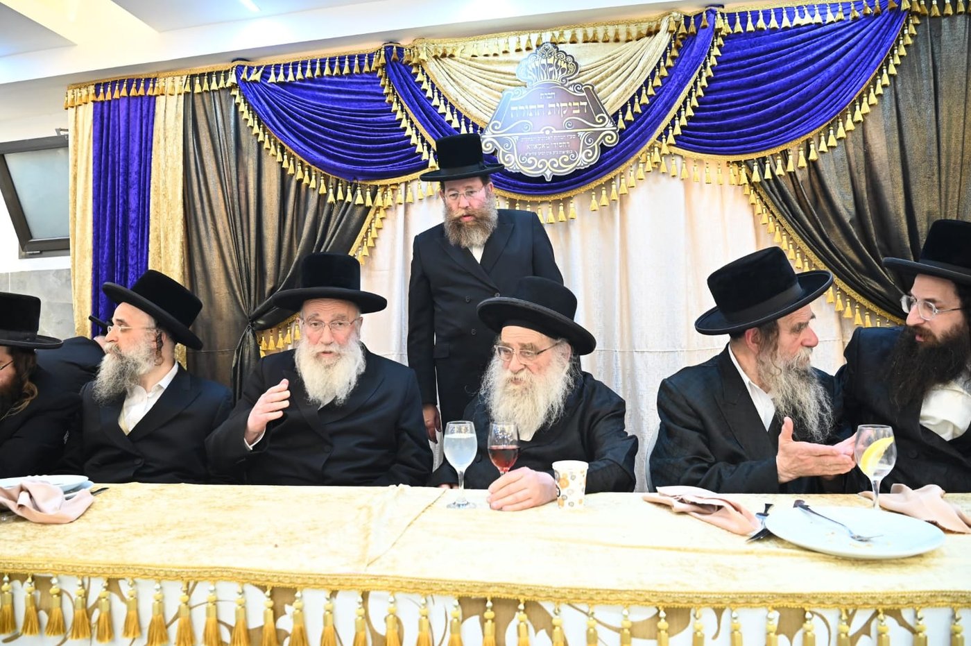 הגאב"ד העניק כוסיות כסף לנגידים ויין לאברכים | תיעוד