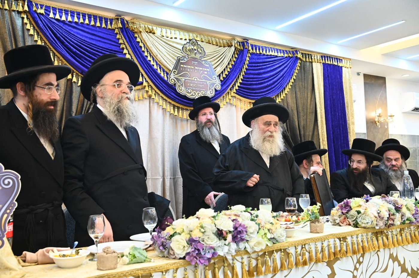 הגאב"ד העניק כוסיות כסף לנגידים ויין לאברכים | תיעוד